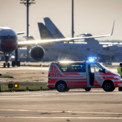 Aktywiści klimatyczni przykleili się do pasa startowego lotniska we Frankfurcie
