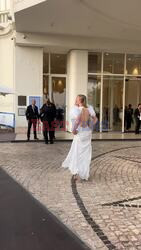 Toni Garrn przed hotelem w Cannes - Splash