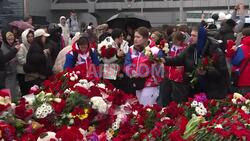 Ludzie składają kwiaty ku pamięci ofiar zamachu pod Moskwą - AFP
