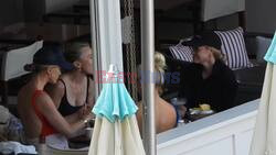 *EXCLUSIVE* The American Actress Reese Witherspoon has a little fun in the sun with a few drinks all round out during her European break out in Portofino, Italy.
*VIDEO TAKEN ON 18/06/2024*