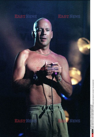 BRUCE WILLIS Z CHLOPCEM NA PLANIE FILMOWYM "THE KIDIN LOS ANGELES"