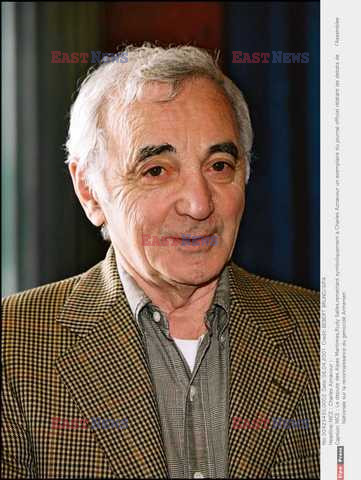 CHARLES AZNAVOUR SPIEWA NA POKLADZIE STATKU 'FRANCE'