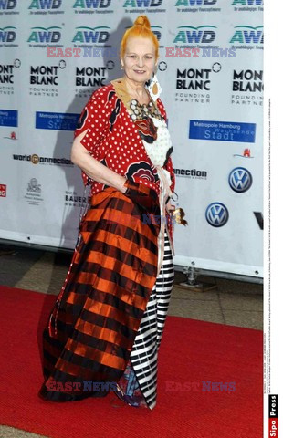 PROJEKTANTKA MODY VIVIENNE WESTWOOD Z MEZEM ANDREASEM KRONTHALEREM NA ROZDANIU NAGROD PARIS FASHION VENUS AWARDS