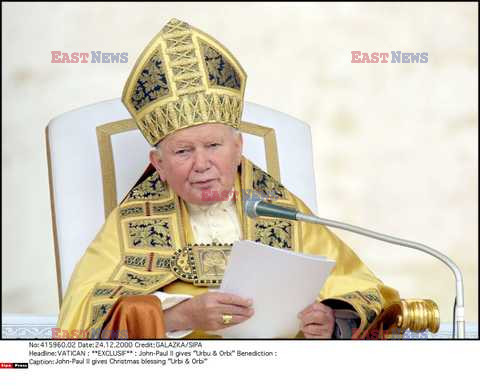 VATICAN : **EXCLUSIF** : John-Paul II gives "Urbu & Orbi" Benediction :