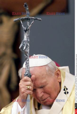 ISRAEL:JOHN PAUL II IN BETHLEEM.          POPE JOHN PAUL II BLESSES THE CROWD DURING