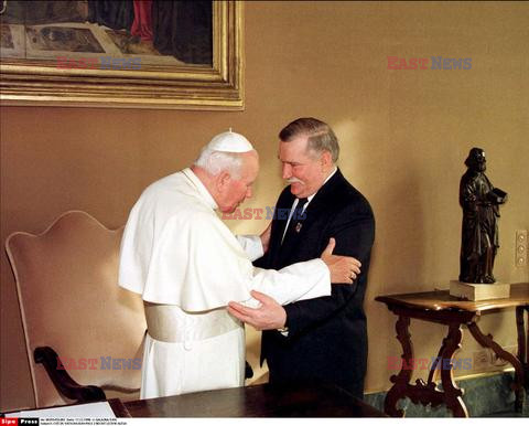 CITE DU VATICAN:JEAN PAUL 2 RECOIT LECH  WALESA