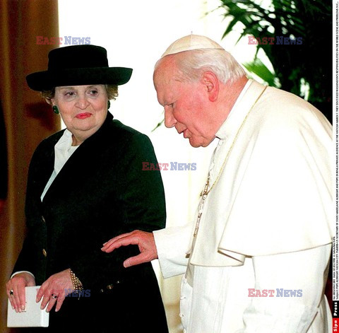 POPE ALBRIGHT: VATICAN CITY 7MAR98-US SECRETARY OF STATE MADELAINE ALBRIGHT AND POPE