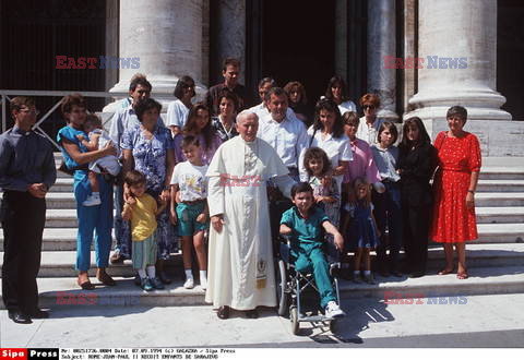 ROME:JEAN-PAUL II RECOIT ENFANTS DE       SARAJEVO