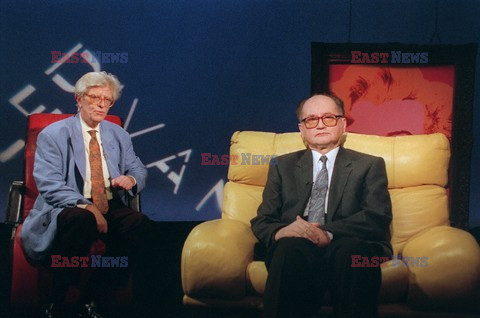 PRZYWODCA SOLIDARNOSCI LECH WALESA (L), PREZYDENT POLSKI WOJCIECH JARUZELSKI (2L), BRONISLAW GEREMEK (2P) I PREMIER MIECZYSLAW R