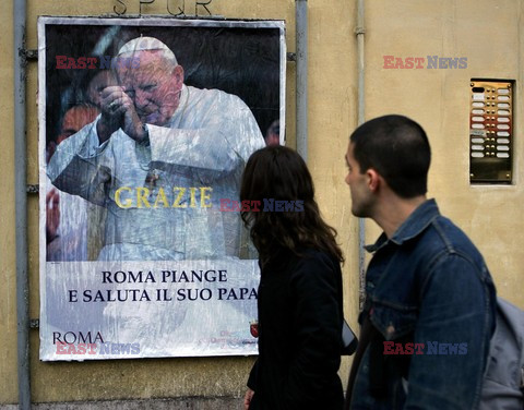 Prayers in Saint Peter's Square, Pope John Paul II has just died