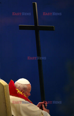 ITALY-POPE-CROSS