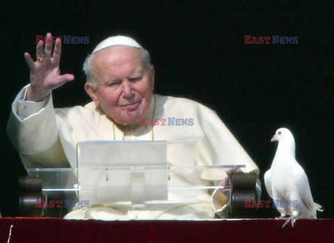 VATICAN-POPE-DOVES