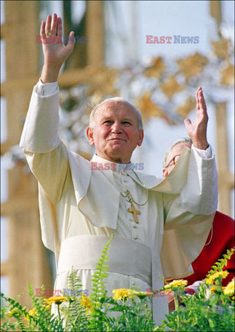 BIO-POPE-PORTRAIT-HANDS