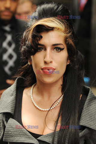 Amy Winehouse wychodzi z budynku sądu