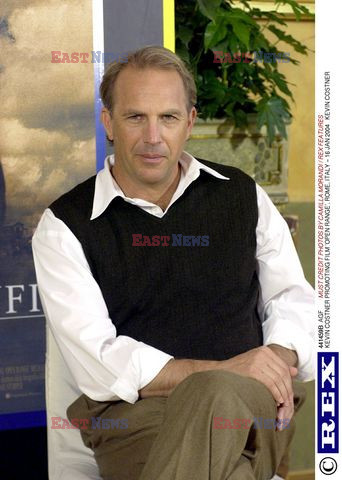 KEVIN COSTNER Z RODZINA NA PREMIERZE FILMU "MESSAGE IN A BOTTLE"