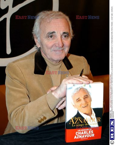 CHARLES AZNAVOUR SPIEWA NA POKLADZIE STATKU 'FRANCE'