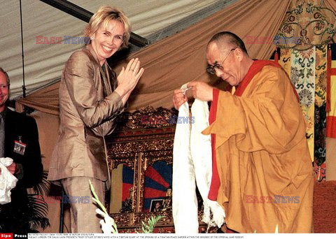 LONDON: THE DALAI LAMA PRESENTS TRUDY     STYLER (STING'S WIFE) WITH A TIBETAN SCARF