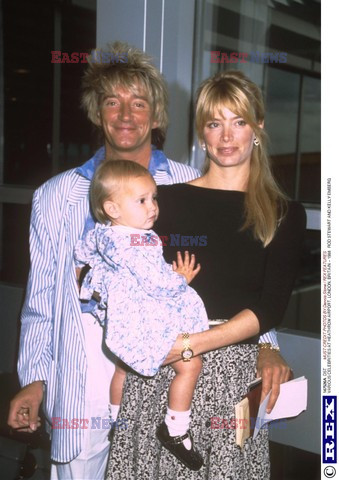 ROD STEWART I RACHEL HUNTER ODBIERAJA DZIECI ZE SZKOLY