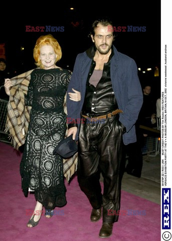 PROJEKTANTKA MODY VIVIENNE WESTWOOD Z MEZEM ANDREASEM KRONTHALEREM NA ROZDANIU NAGROD PARIS FASHION VENUS AWARDS