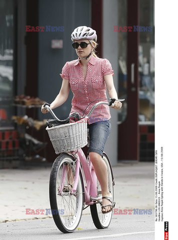 Anna Paquin na rowerze