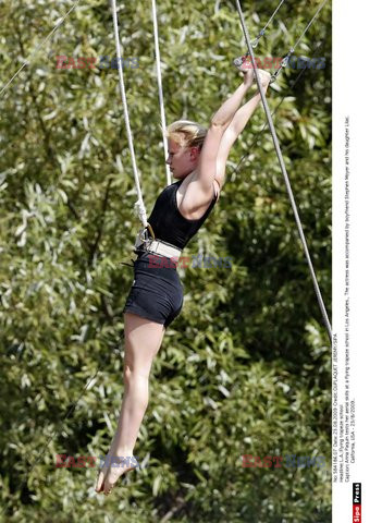 Anna Paquin uczy się ćwiczyć na trapezie