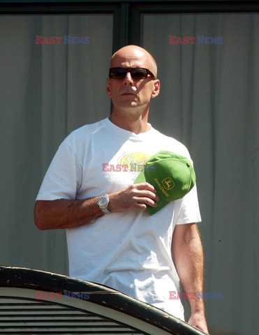 BRUCE WILLIS Z CHLOPCEM NA PLANIE FILMOWYM "THE KIDIN LOS ANGELES"