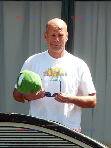 BRUCE WILLIS Z CHLOPCEM NA PLANIE FILMOWYM "THE KIDIN LOS ANGELES"