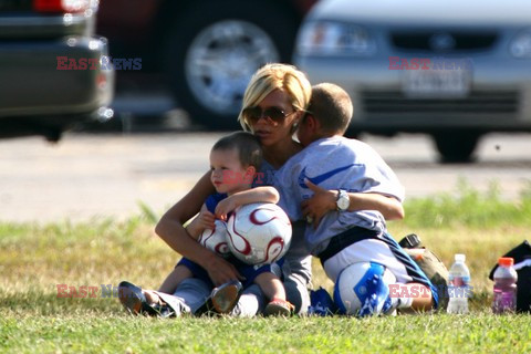 Victoria Beckham z synami na treningu