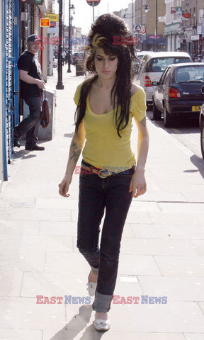 Amy Winehouse wychodzi z sądu