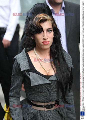 Amy Winehouse wychodzi z budynku sądu