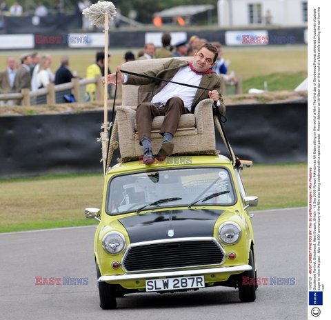 Rowan Atkinson jako Mr Bean na pokazie Goodwood Revival