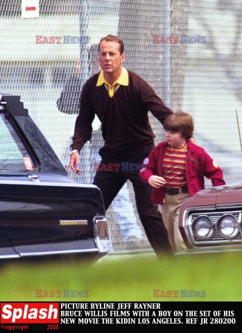 BRUCE WILLIS Z CHLOPCEM NA PLANIE FILMOWYM "THE KIDIN LOS ANGELES"