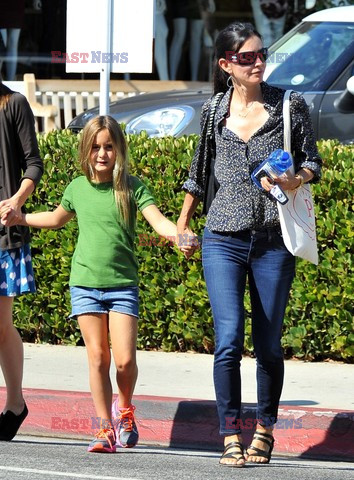 Courteney Cox lunch and shopping with her daughter 