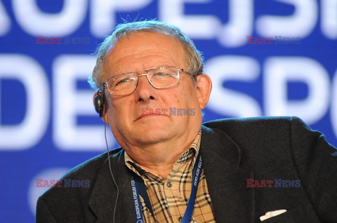 Adam Michnik czyta Rzepę i pali elektronicznego papierosa