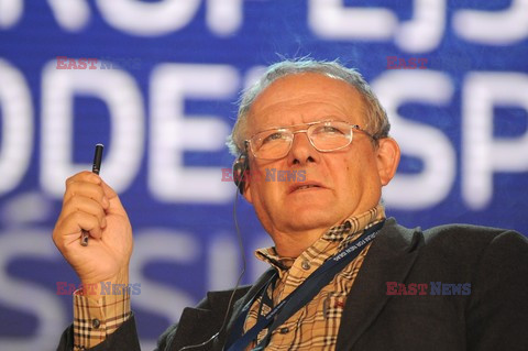 Adam Michnik czyta Rzepę i pali elektronicznego papierosa