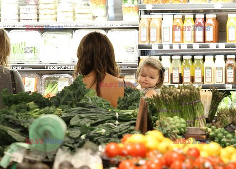  Victoria Beckham and baby Harper went to the Whole Foods
