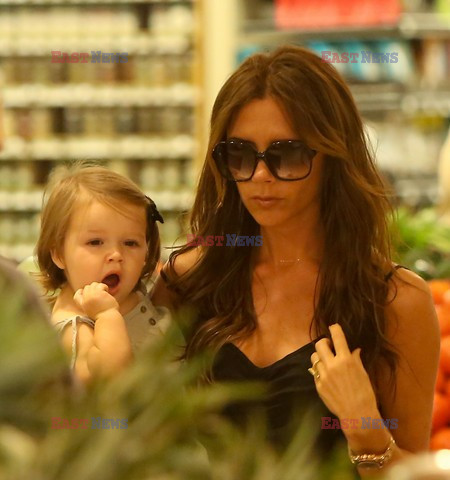  Victoria Beckham and baby Harper went to the Whole Foods
