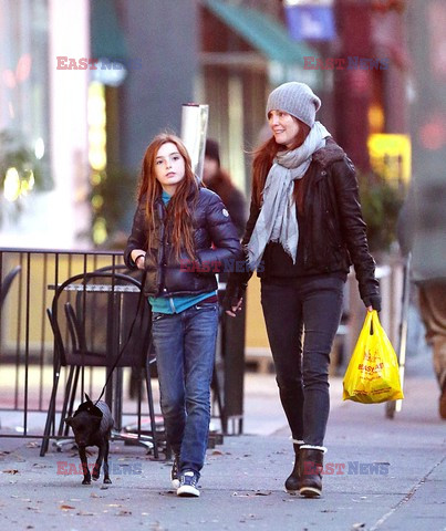 Julianne Moore z córką na spacerze