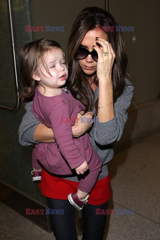 Victoria Beckham z córką otoczona przez fotoreportrów na lotnisku