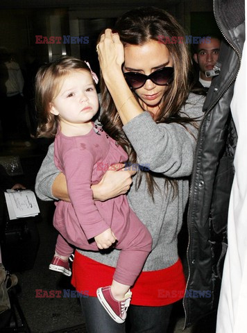 Victoria Beckham z córką otoczona przez fotoreportrów na lotnisku
