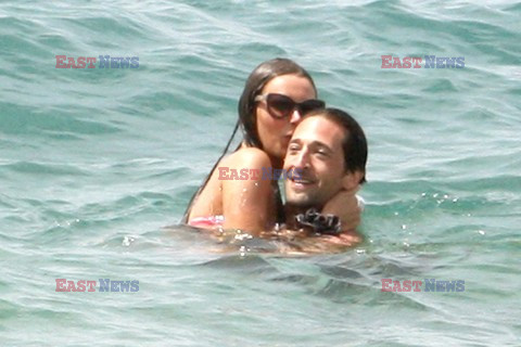 Adrien Brody with girlfirends on the beach