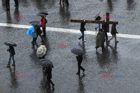 Drugi dzień konklawe w Watykanie