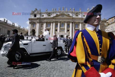 Papież Franciszek podczas audiencji na Placu św. Piotra