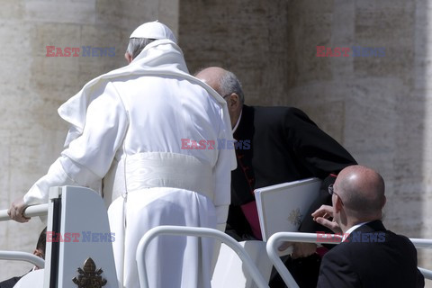 Papież Franciszek podczas audiencji na Placu św. Piotra