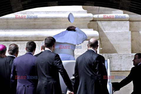 Papież Franciszek podczas audiencji na Placu św. Piotra