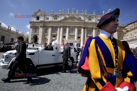 Papież Franciszek podczas audiencji na Placu św. Piotra