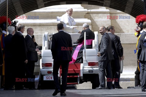 Papież Franciszek podczas audiencji na Placu św. Piotra