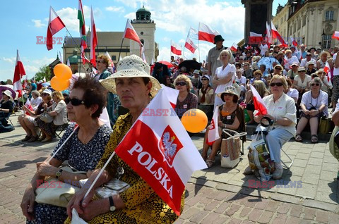 Manifestacja w obronie TV Trwam na Placu Zamkowym