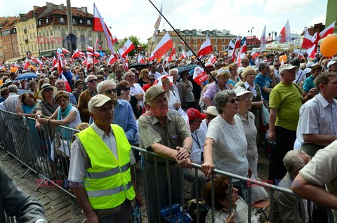 Manifestacja w obronie TV Trwam na Placu Zamkowym