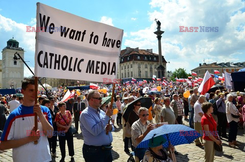 Manifestacja w obronie TV Trwam na Placu Zamkowym